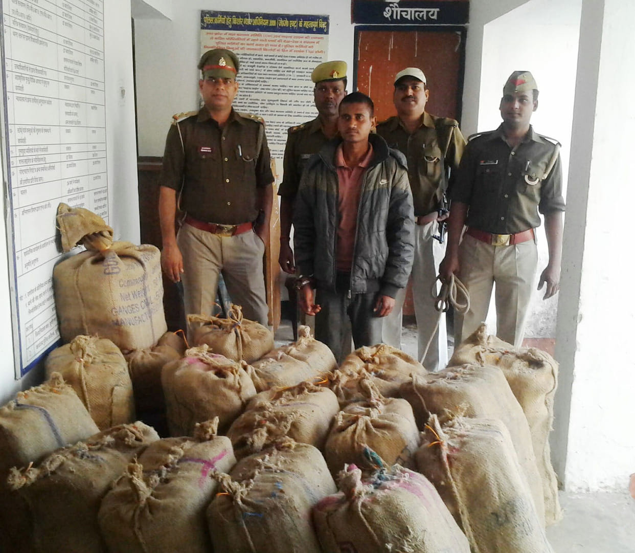 Nepalese police caught in the river large batch of wine 