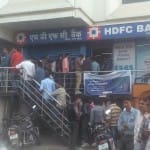 बैंक के बाहर लगी लाइन