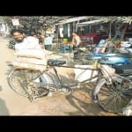 नमक बांधता युवक।