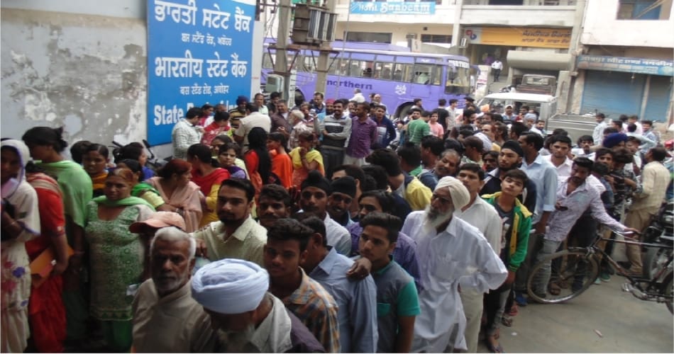 heavy rush in banks in bathinda punjab