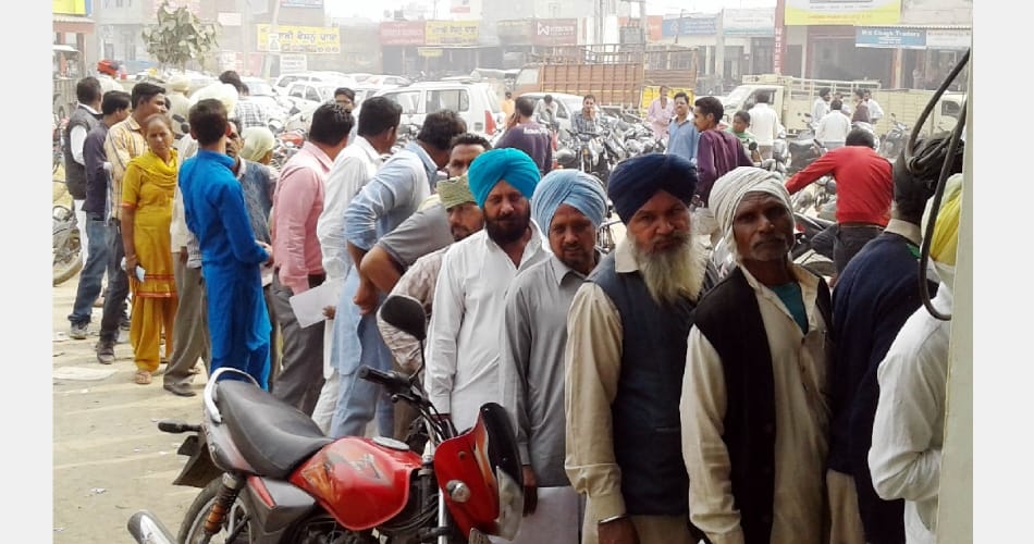 heavy rush in banks in bathinda punjab