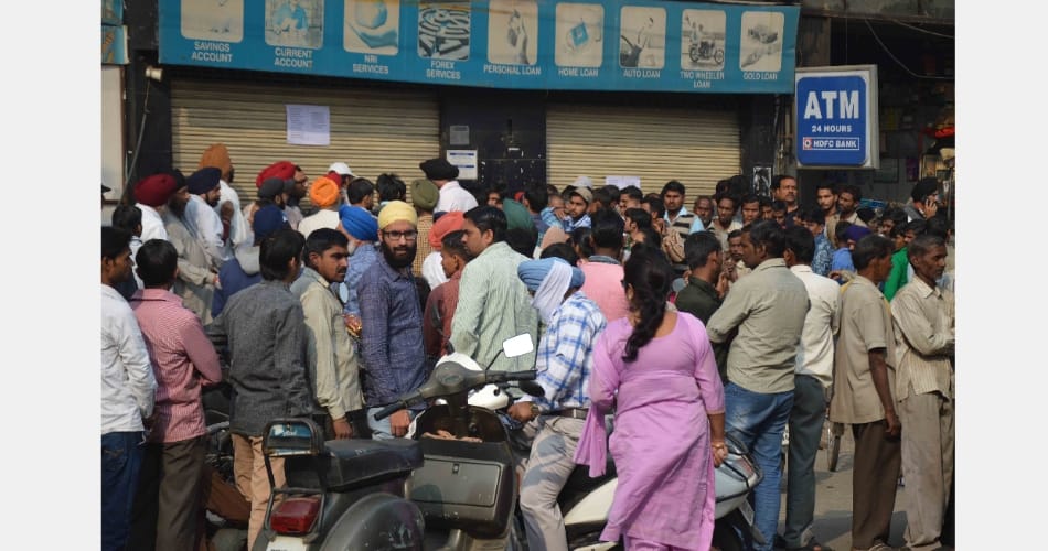 heavy rush in banks in bathinda punjab