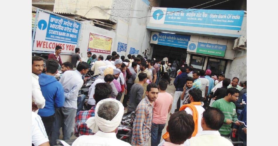 heavy rush in banks in bathinda punjab