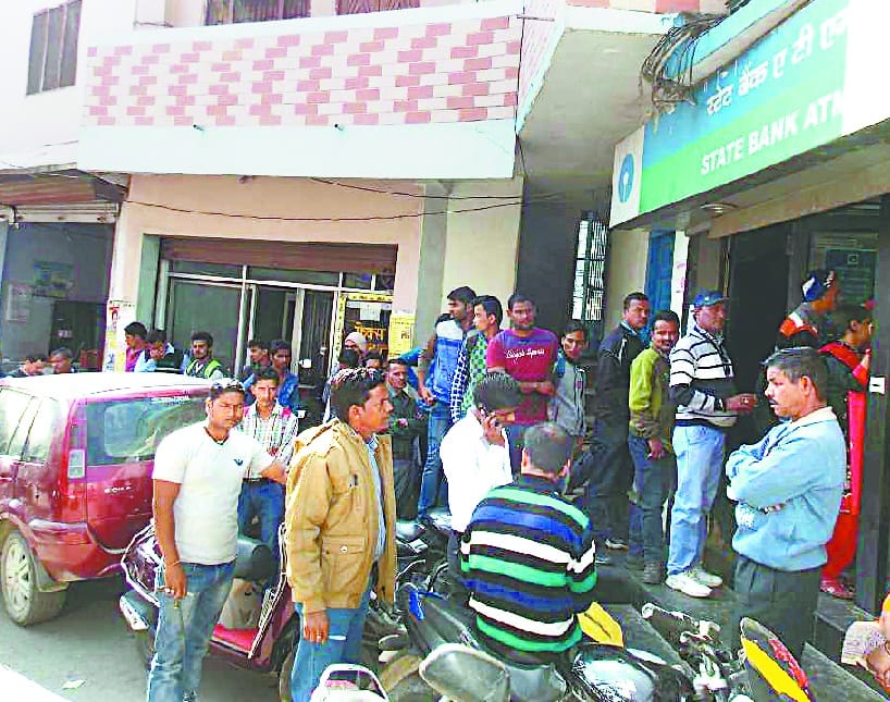 huge rush and long lines for money outside atm, big side effect of note ban by indian govt
