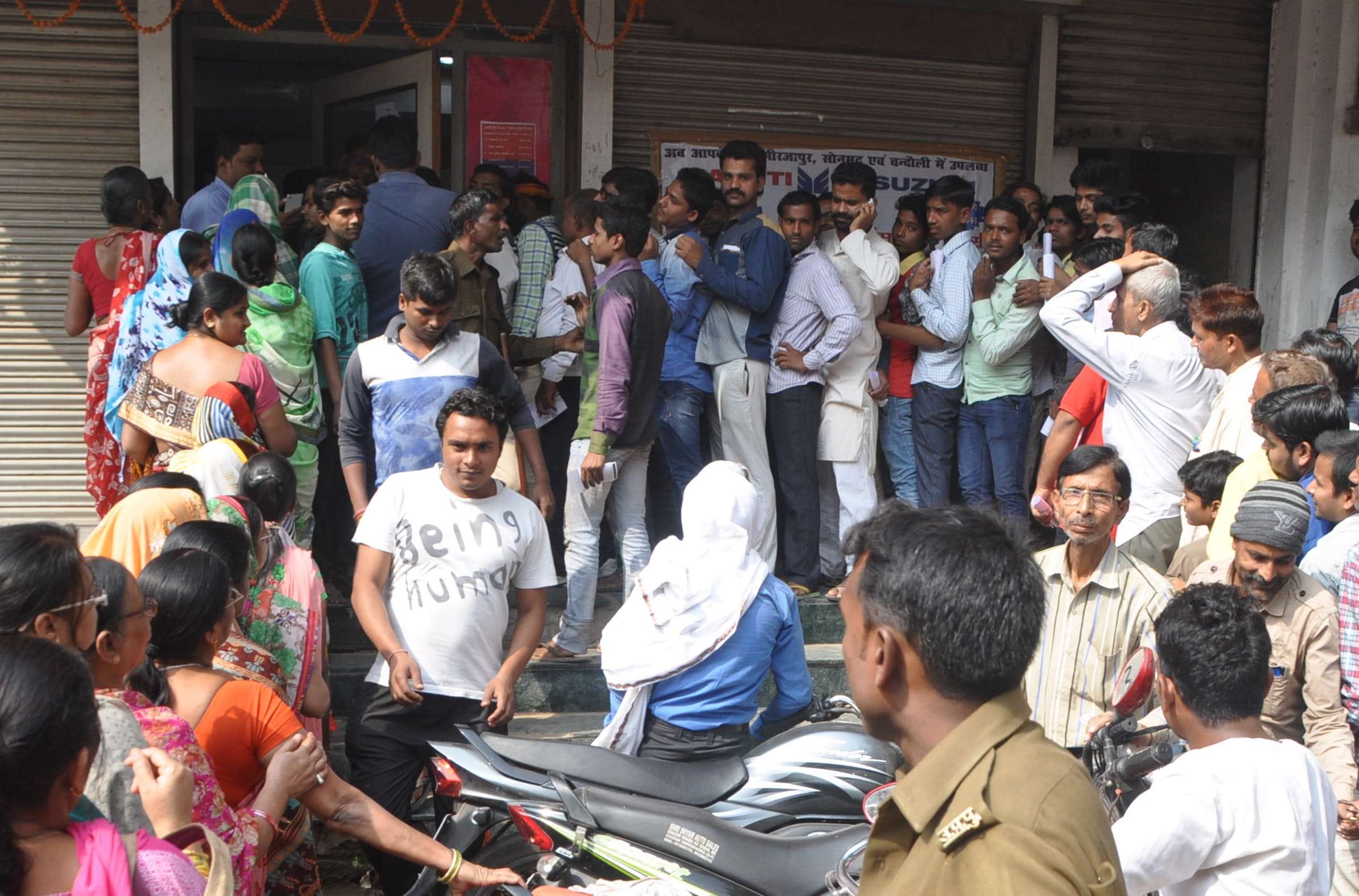 people exchanging more than 4000 rupee from bank in a day by using this trick