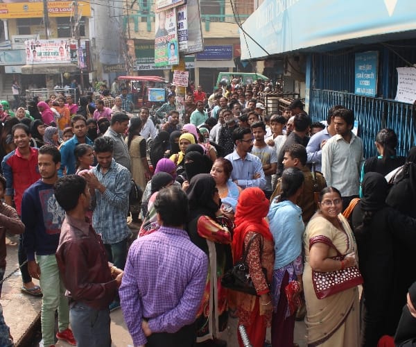 Crowds in banks