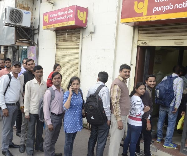 heavy rush in banks in bathinda punjab