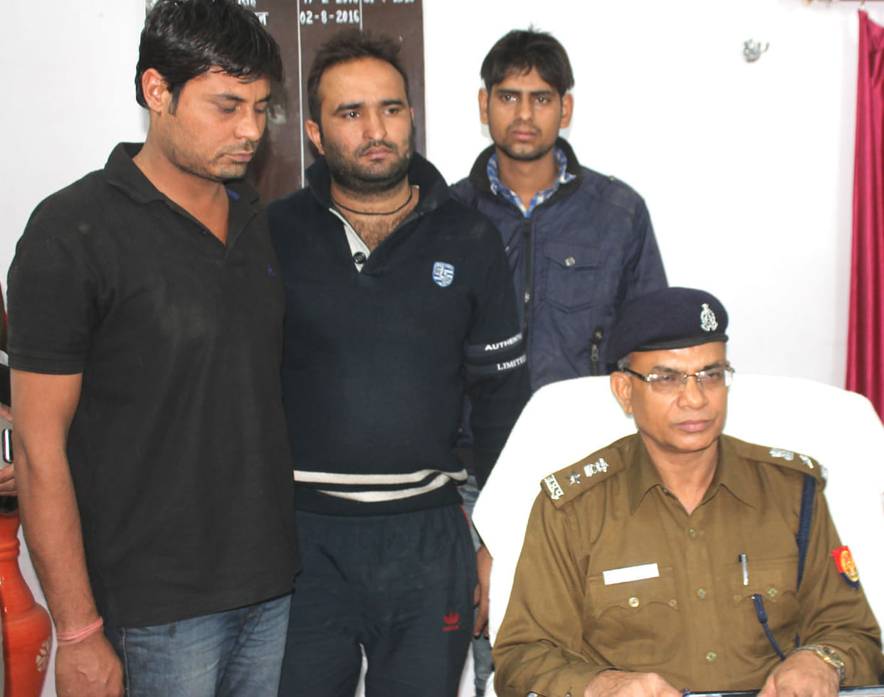 Canter full of molasses arrested three gangsters robbed