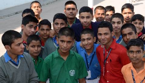 Cut the hair of the 100 students in the name of discipline
