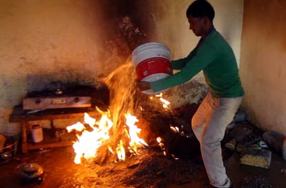 cylinder blast in gopeshwar, woman burn.
