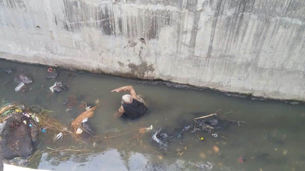 fireman saves life of old man fallen in to canal