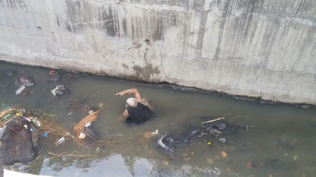 fireman saves life of old man fallen in to canal