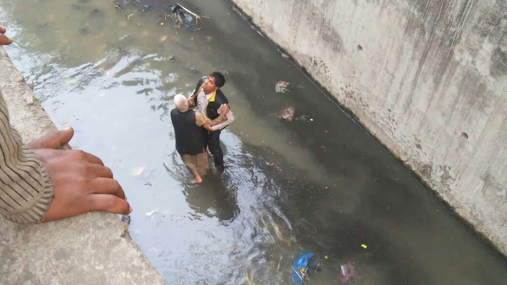 fireman saves life of old man fallen in to canal