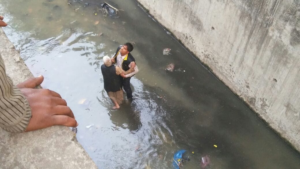 fireman saves life of old man fallen in to canal