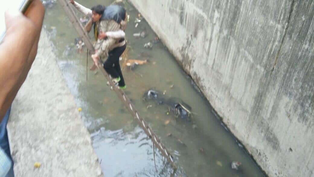 fireman saves life of old man fallen in to canal