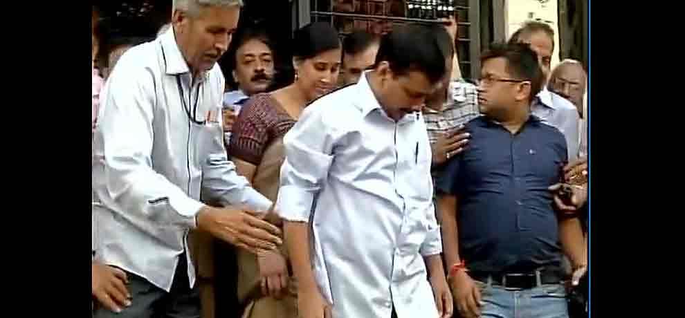 A group of people protested against Kejriwal in delhi market where he went to see stock of situation