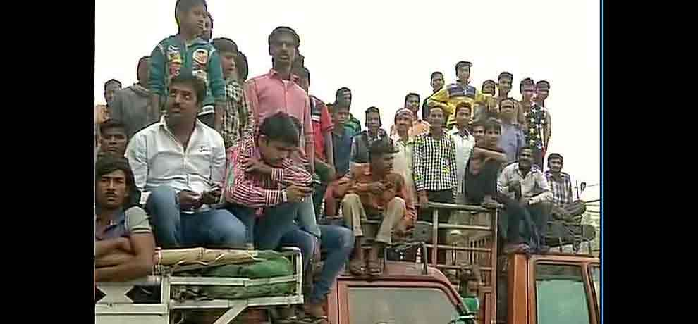 A group of people protested against Kejriwal in delhi market where he went to see stock of situation