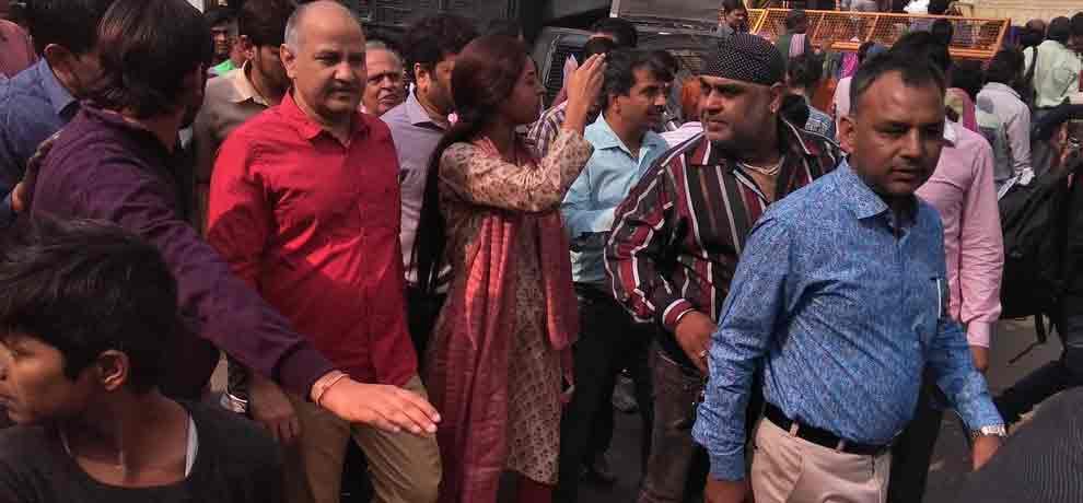 A group of people protested against Kejriwal in delhi market where he went to see stock of situation