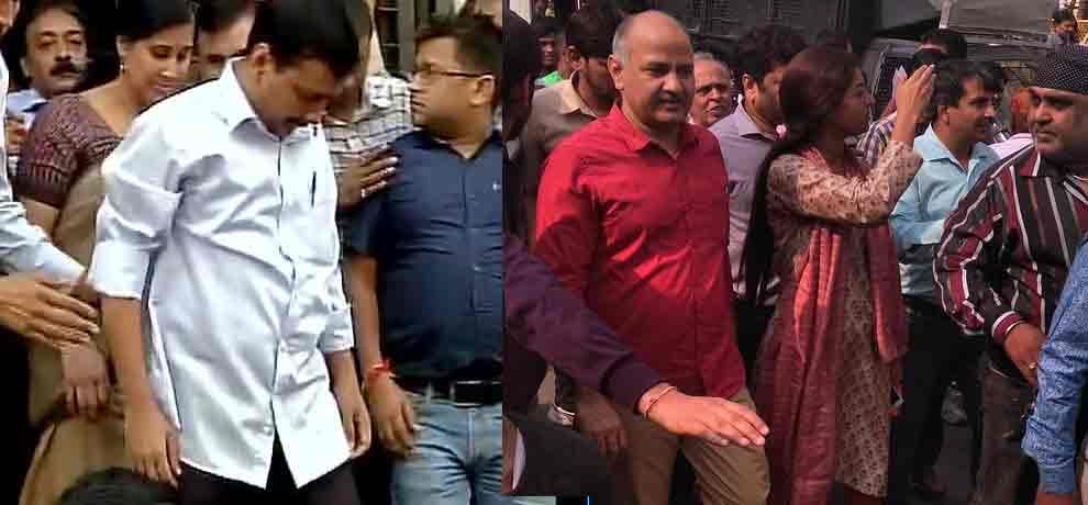 A group of people protested against Kejriwal in delhi market where he went to see stock of situation