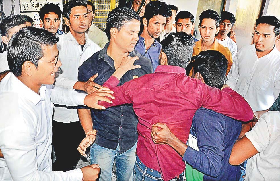 Student Festival Kick fiercely punches, chaos
