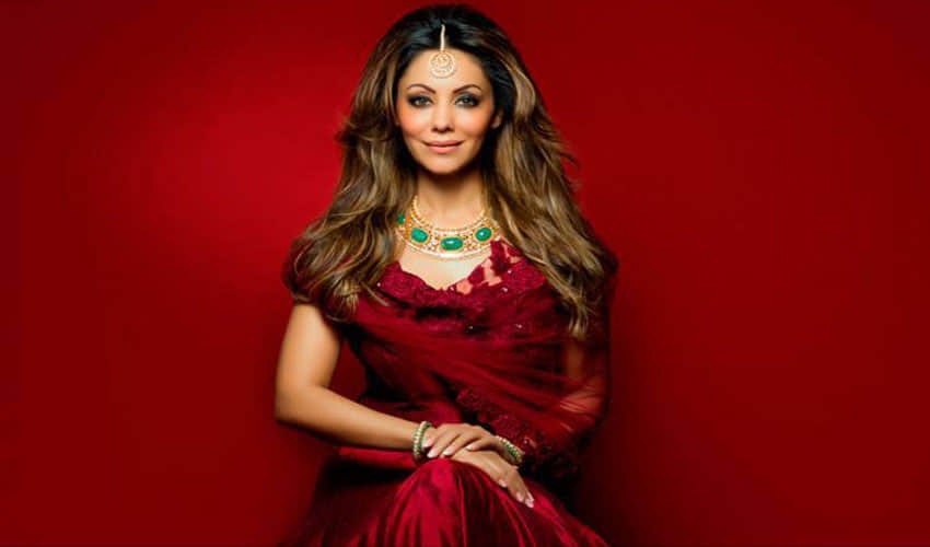 gauri khan give money to photographer