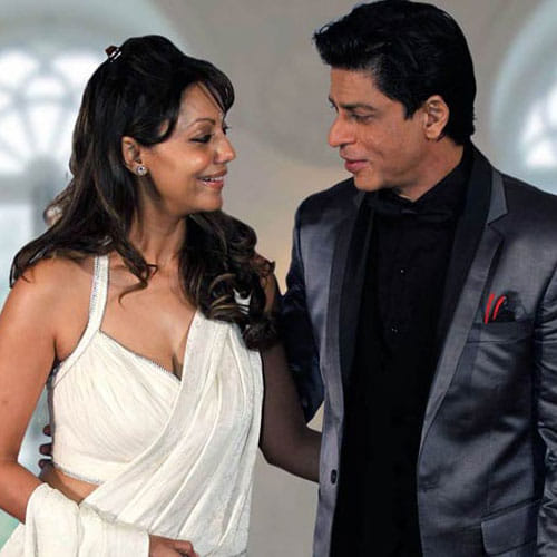 gauri khan give money to photographer