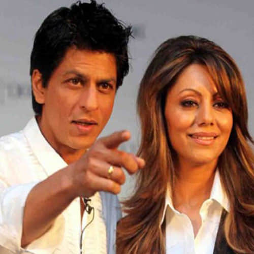 gauri khan give money to photographer