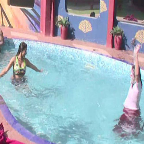 monalisa doing pool dance in bigg boss house