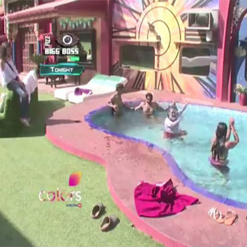 monalisa doing pool dance in bigg boss house