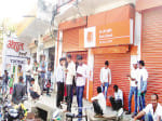 मुख्यालय के सिविल लाइंस व स्टेशन रोड़ स्थित बैंकों के बाहर लगी भीड़ व बंद पडे एटीएम।
