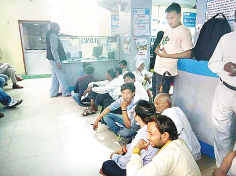 The fourth day of the large change in the banks drew crowds doubled