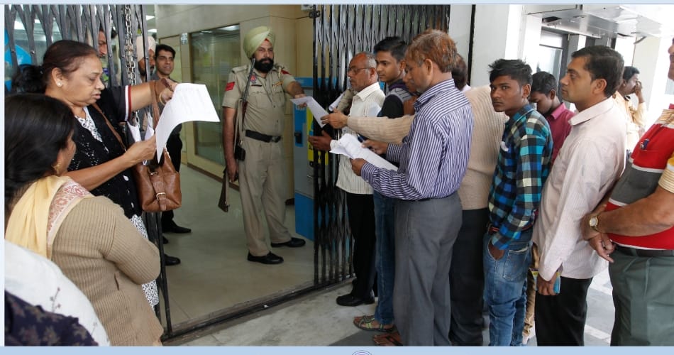 heavy rush outside chandigarh many banks, atm had no money