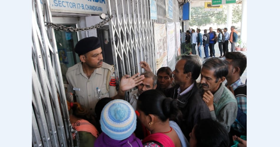 heavy rush outside chandigarh many banks, atm had no money
