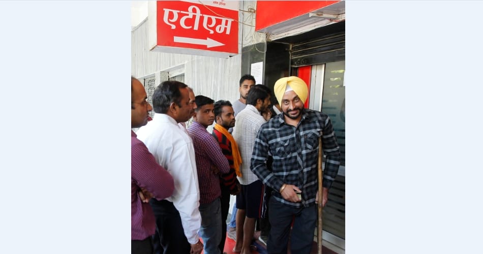 heavy rush outside chandigarh many banks, atm had no money