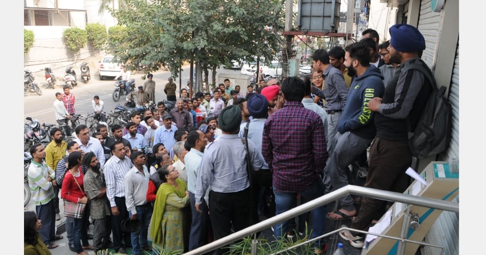 People made their sunday in bank lines in punjab