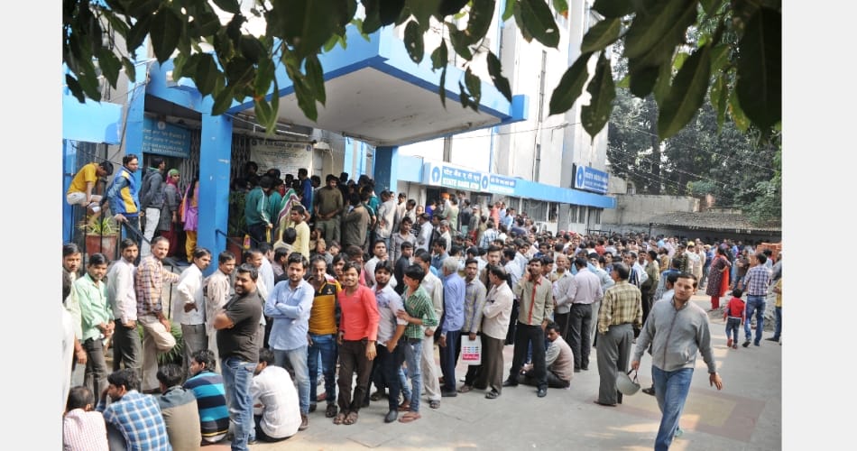 People made their sunday in bank lines in punjab
