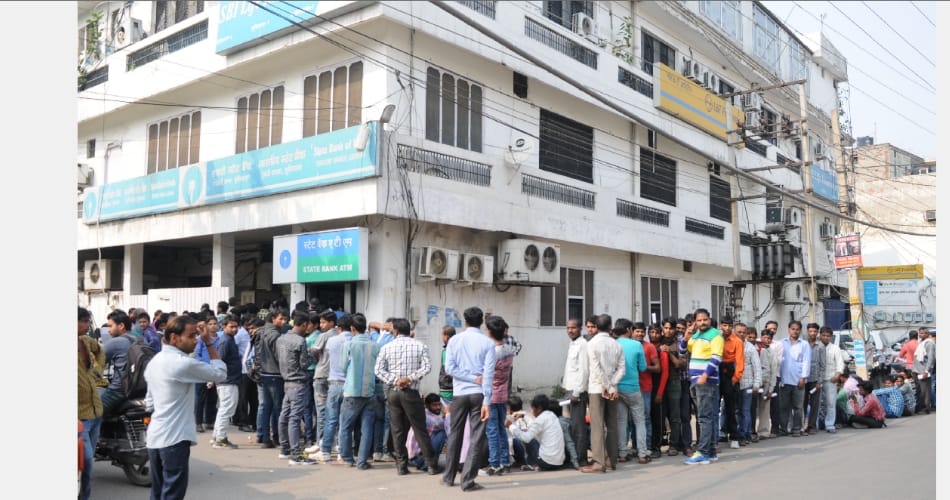 People made their sunday in bank lines in punjab