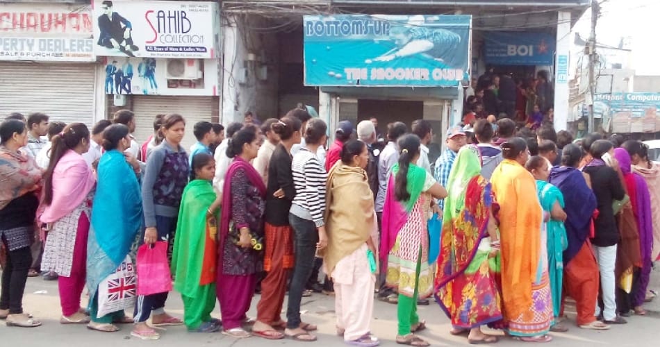 People made their sunday in bank lines in punjab