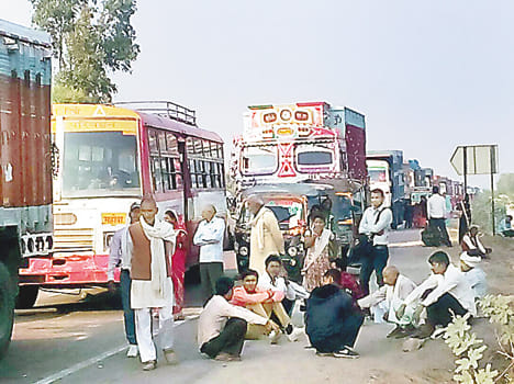 Students crushed by the truck, the villagers blocked the highway