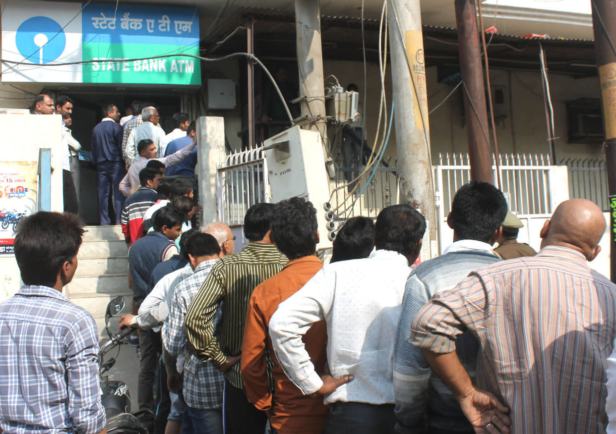 Hundred notes, ATM closed, intact crowds at banks