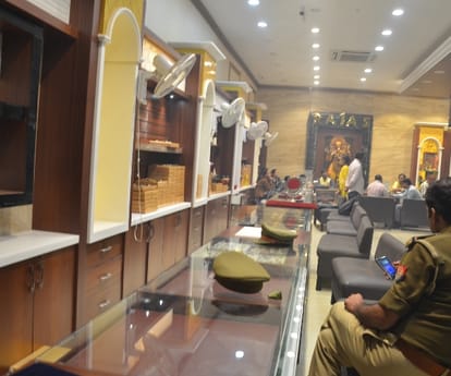  no cash in atm and in banks in Lucknow.