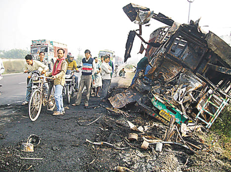 Four trucks collided burnt alive, a severe