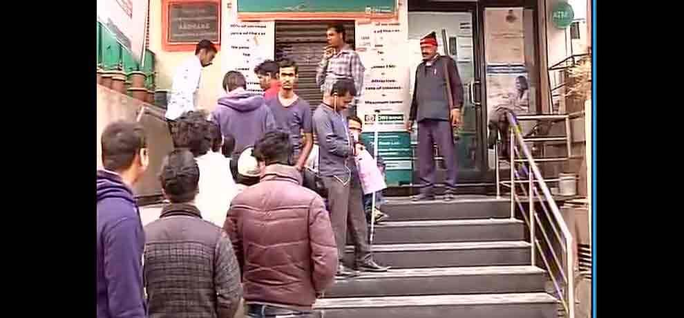 People in delhi the ATM queue from last whole night in Mayur Vihar