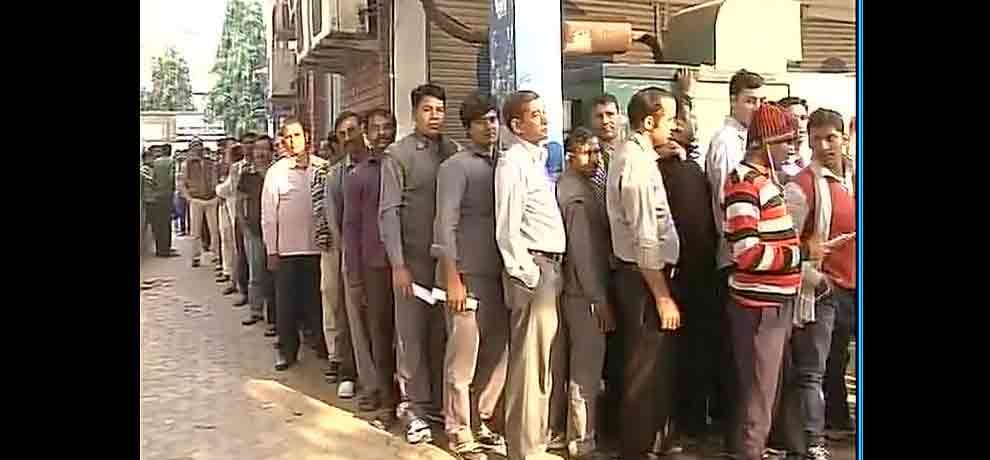 People in delhi the ATM queue from last whole night in Mayur Vihar