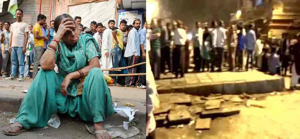 People in delhi the ATM queue from last whole night in Mayur Vihar