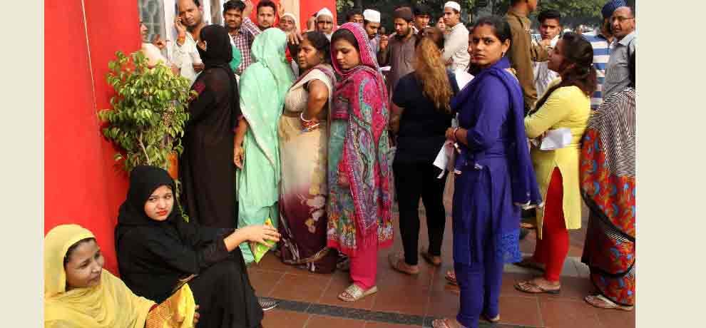 50 thousand note stolen of women standing in que for demonetization