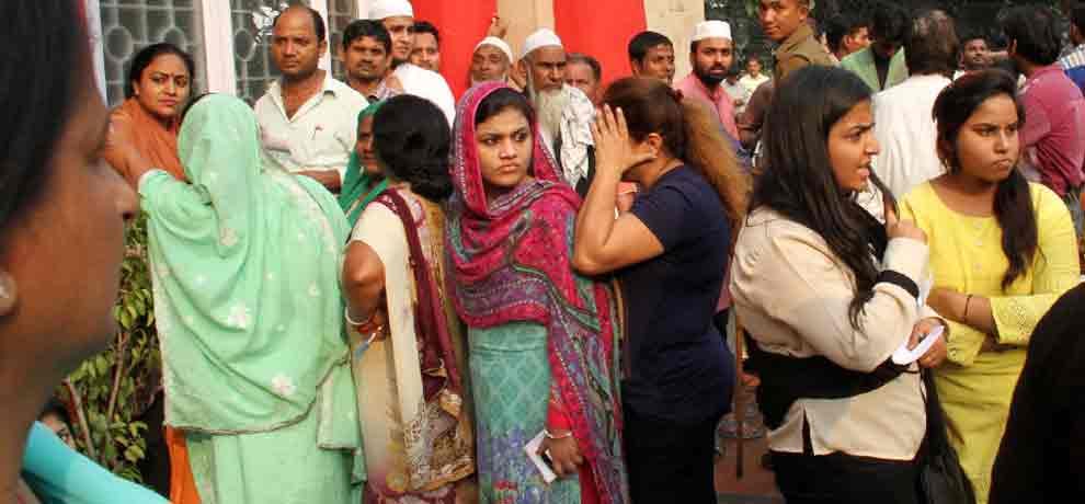 50 thousand note stolen of women standing in que for demonetization