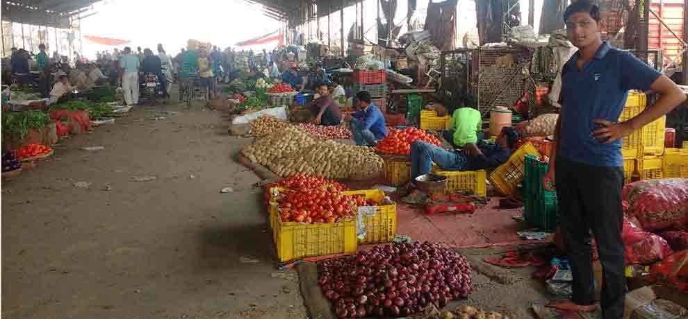 Demonetization: street vendors shaking hands with nearby retailers for card swapping facility
