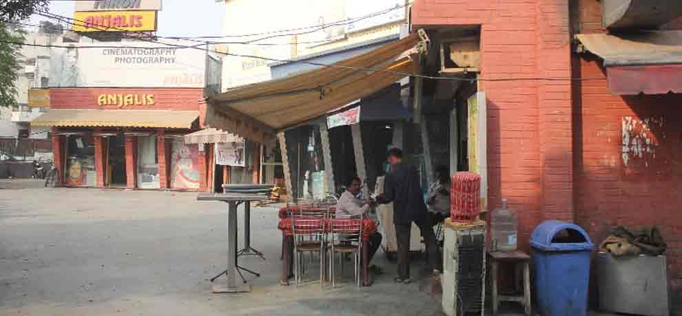 demonetization: people using e wallets for tea stall payment
