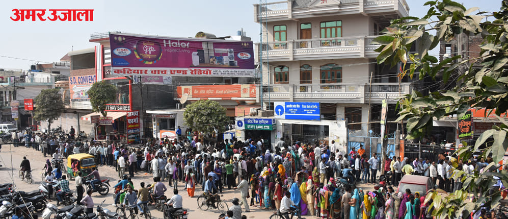 workers stands in line for exchange bosses note